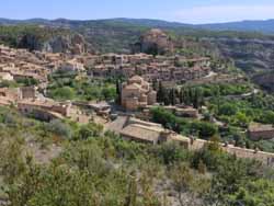 Vue générale sur le village d'Alquezar.