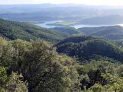 Vue sur le lac de Montclus depuis le site magnifique de Muro De Roda.