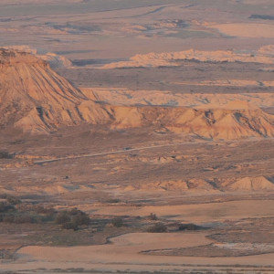 Photo qui montre une vue partielle depuis la Virgen de Yugo sur le désert de Las Bardenas Reales, Navarre, Espagne | Cliquer pour agrandir
