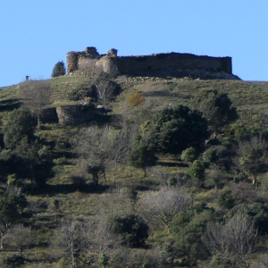 Photo qui montre le château de Bellpuig sur sa butte domine tous les environs, Pyrénées-Orientales, France | Cliquer pour agrandir