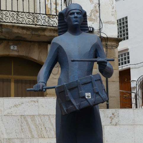 Photo qui montre Les tambours résonnent lors de la fête sainte, Alcañiz, Aragon, Espagne. | Cliquer pour agrandir