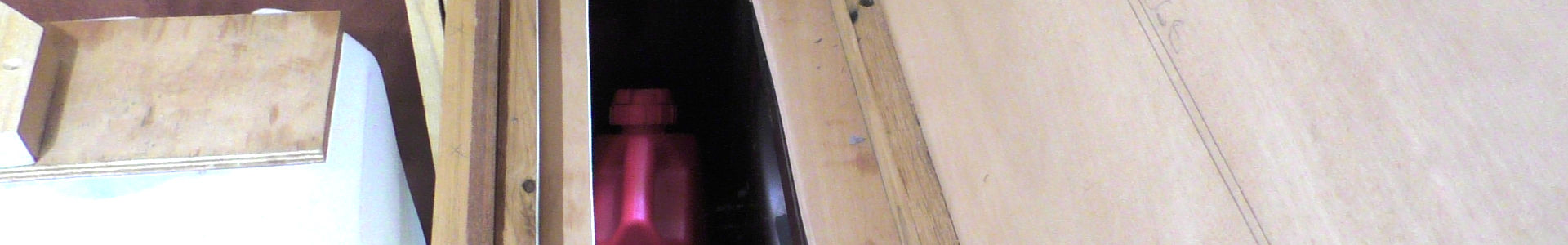 Trois petits jerricans de 5 litres | Cliquer pour agrandir Photo qui montre Trois petits jerricans de 5 litres | Cliquer pour agrandir