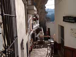 Ruelle de maisons construites dans la roche du village de Setenil de Las Bodegas.