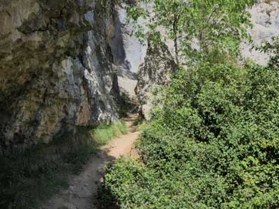 Le sentier se faufile au milieu des gorges, Aragon, Espagne. | Cliquer pour agrandir