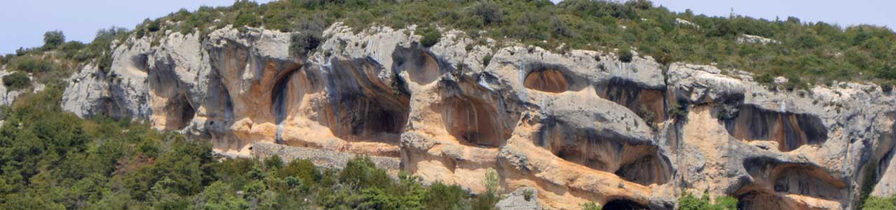 Les falaises des grottes de Quizáns, Aragon, Espagne | Cliquer pour agrandir