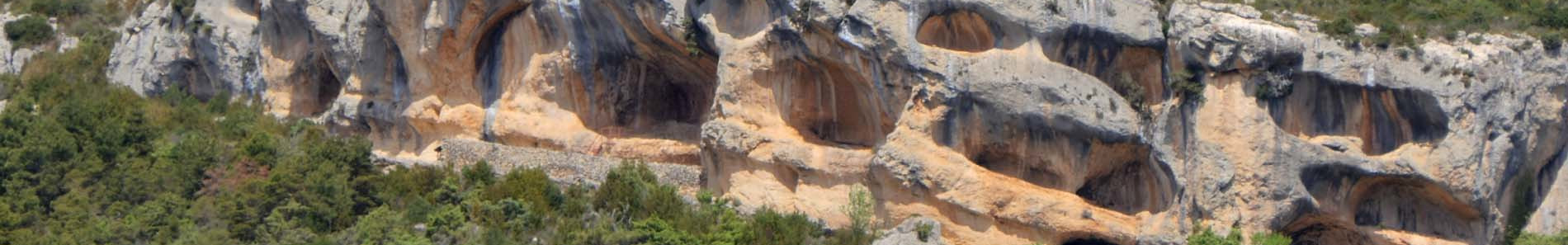 Photo qui décrit les falaises des grottes de Quizáns, Aragon, Espagne | Cliquer pour agrandir