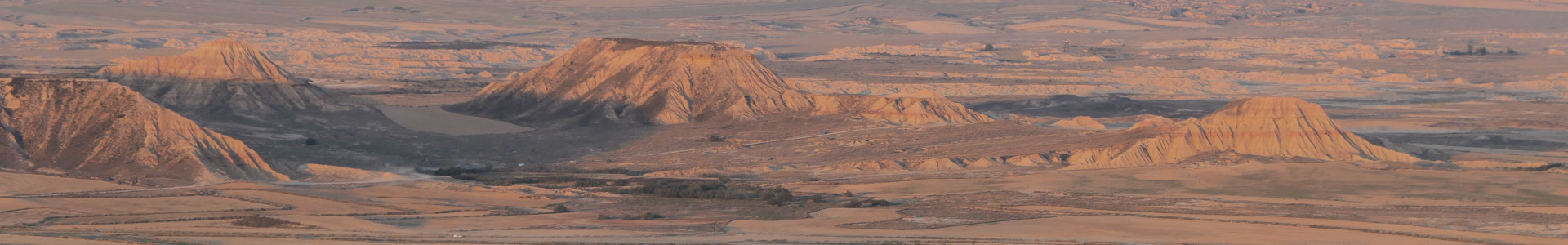 Photo qui montre une vue partielle depuis la crête sur le désert de Las Bardenas Reales, Navarre, Espagne | Cliquer pour agrandir