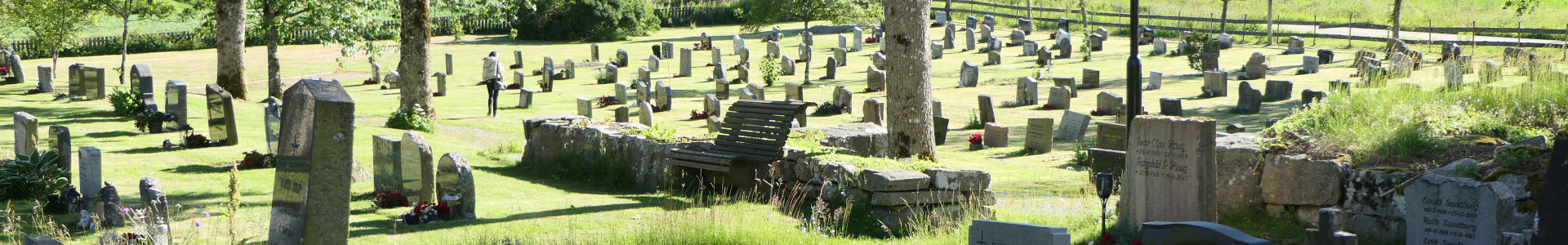 Photo qui montre la sobriété d'un cimetière lutherien à Hobøl, Norvège | Cliquer pour agrandir