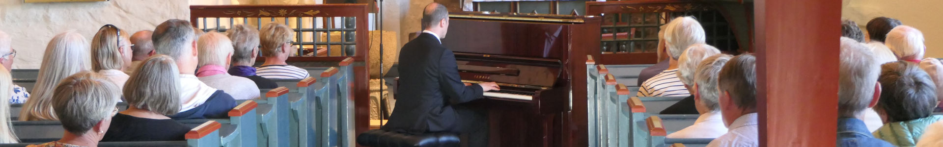 Photo qui montre le concert du pianiste dans l'église de Hobøl, Norvège | Cliquer pour agrandir