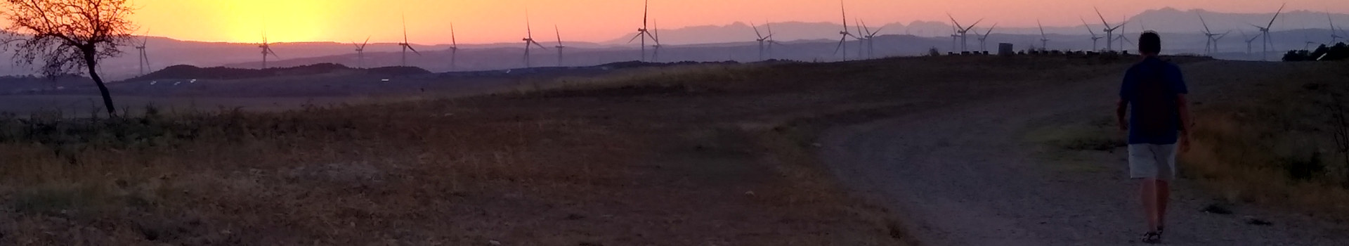 Photo qui montre le coucher de soleil sur les éoliennes. | Cliquer pour agrandir